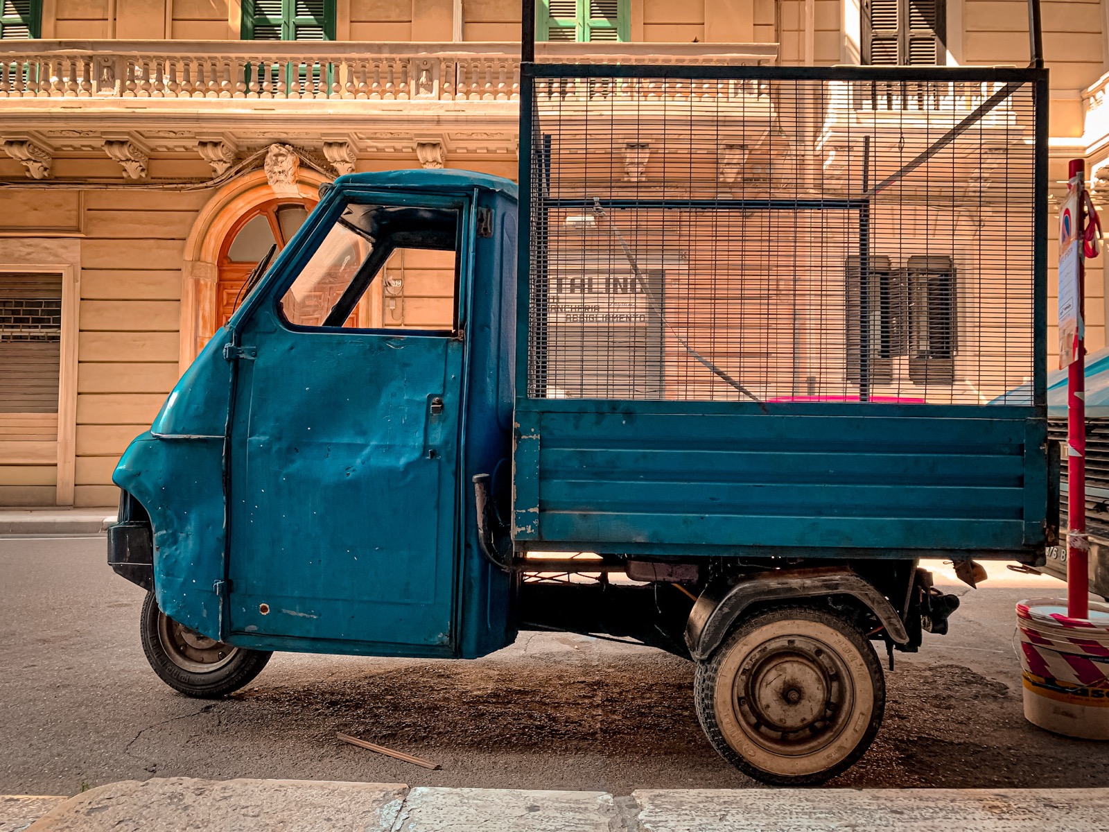 The Blue Ape, Bari